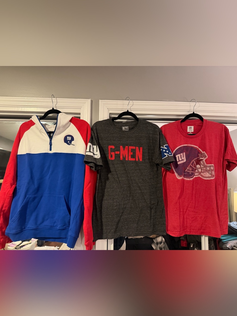 New York Giants Men's Bundle of T-Shirts and Sweatshirt Size Medium and Large
